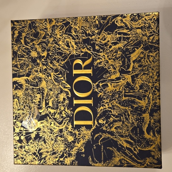 Dior J'adore Eau de Parfum Gift Set in Luxurious Gold and Navy Box - Picture 2 of 4